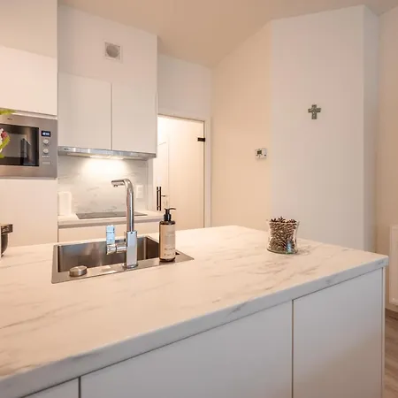 Apartment Elegant Retreat - Bright, Quiet & *